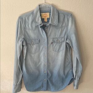 Levi's Sky Blue Button-Up Shirt women’s size M